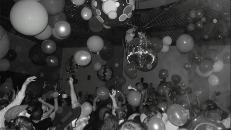 Menschen tanzen in «The Loft». An der Decke hat es Ballons.