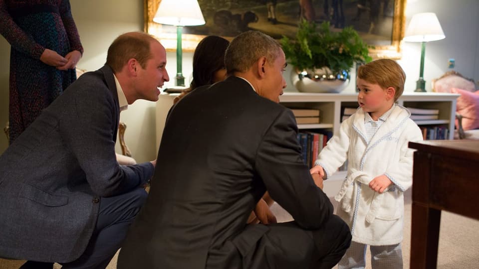 Prinz George begrüsst den Präsidenten von Amerika im Bademantel 