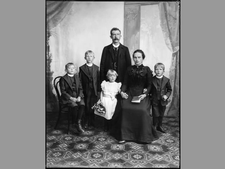 Bild einer Familie von vor 100 Jahren
