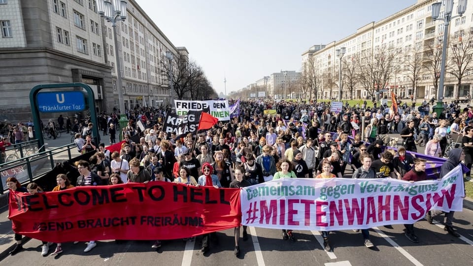 Eine Menschenmenge protestiert in Berlin.