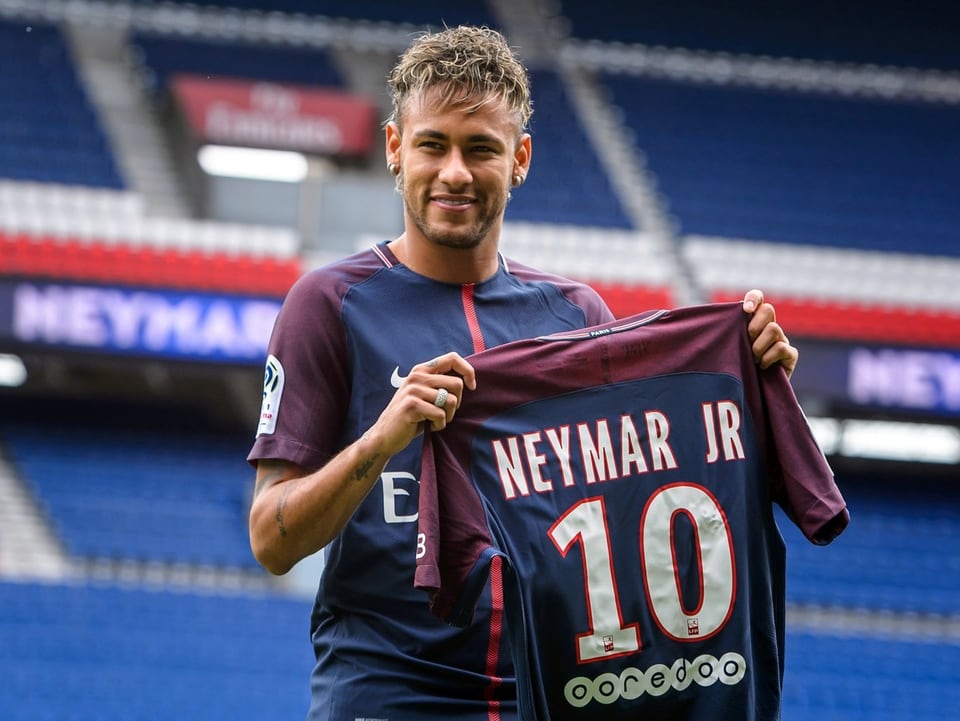 Neymar mit PSG-Trikot in der Hand