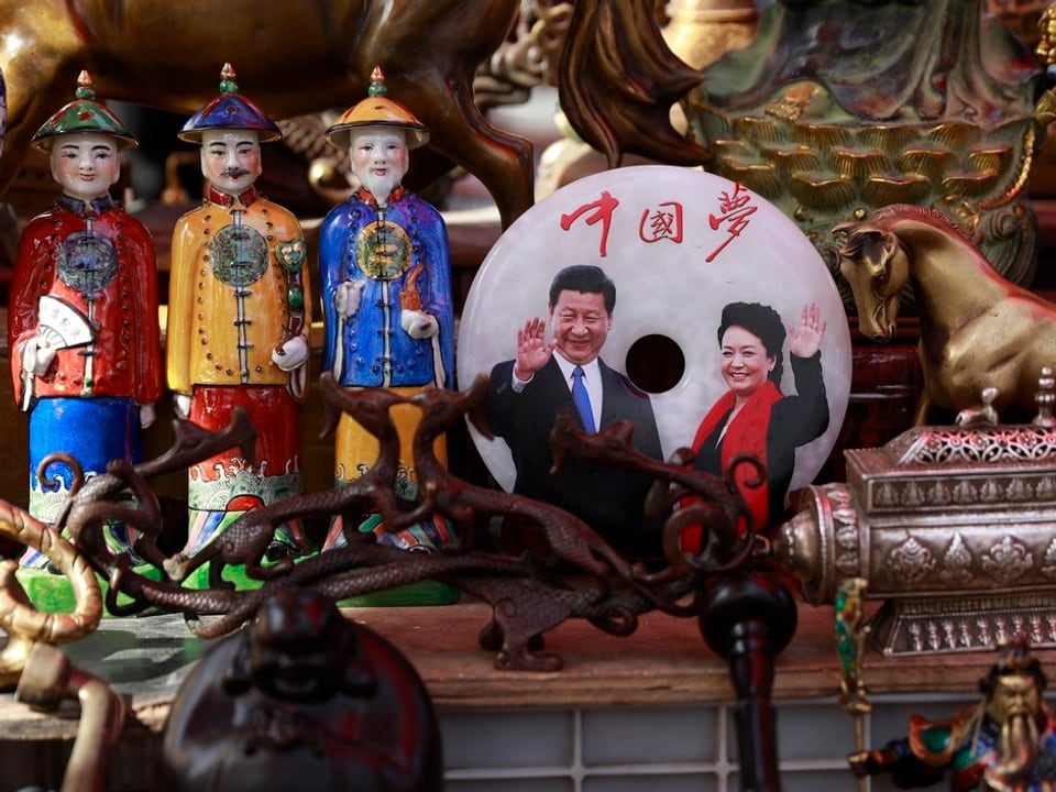 Jadeplakette mit Bild von Xi mit Ehefrau.