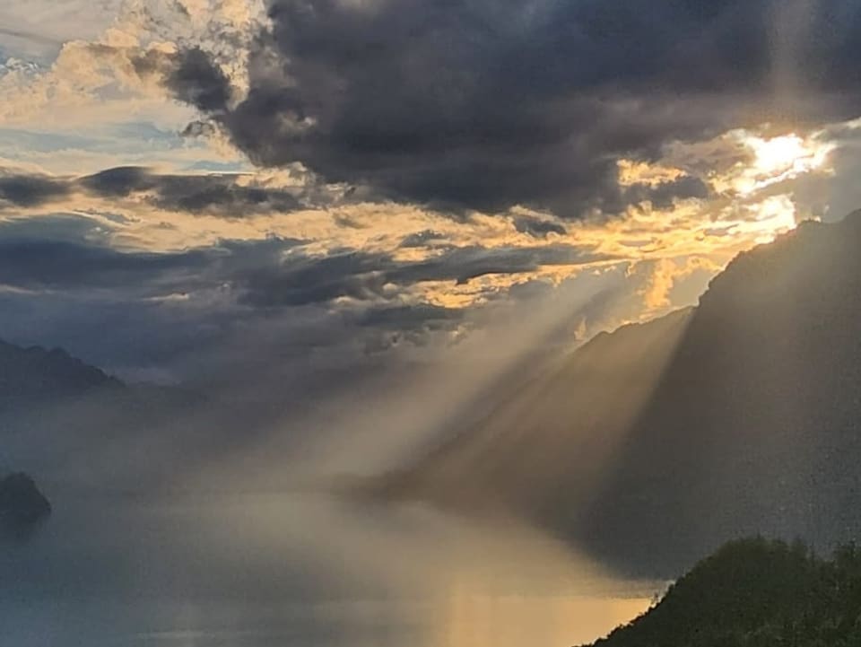 Leuchtende Sonnenstrahlen über dem See.