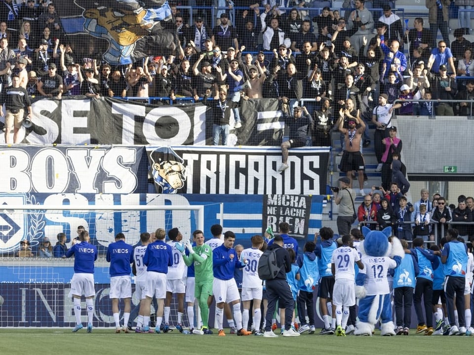 Seltenes Bild in dieser Saison Mannschaft vor Heimblock