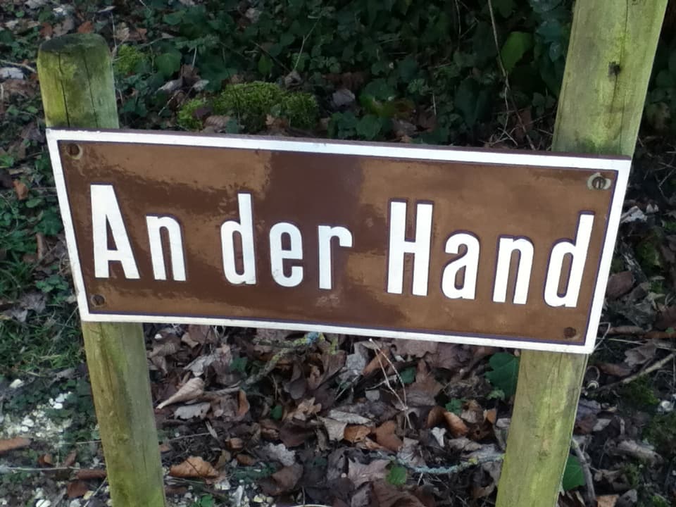 Auf einem Strassenschild steht «An der Hand».