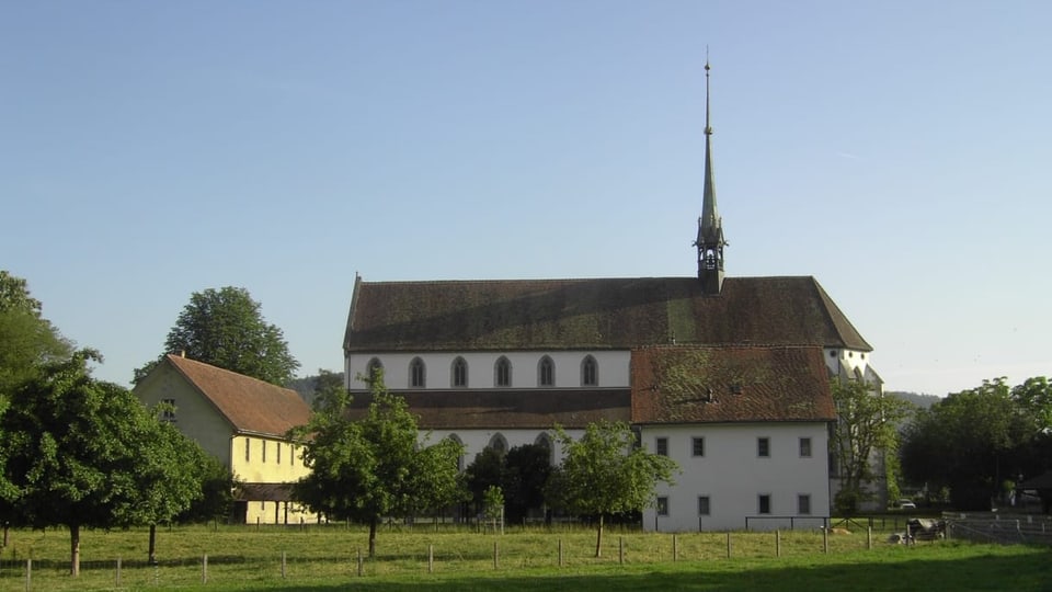 Eine Klosteranlage vor blauem Himmel