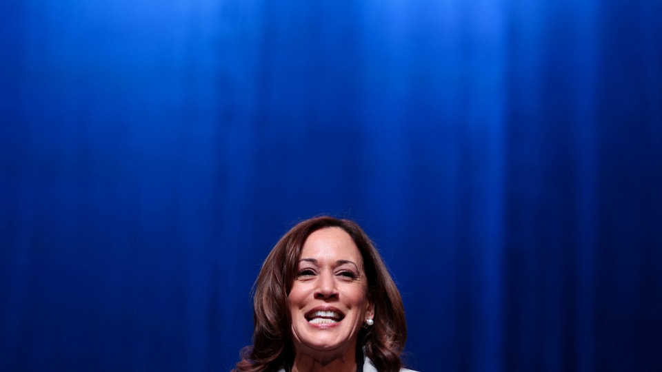 Ein lachender Frauenkopf vor einem blauen Hintergrund