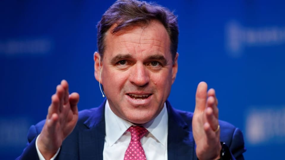 Niall Ferguson trägt einen Anzug und spricht gestikulierend.