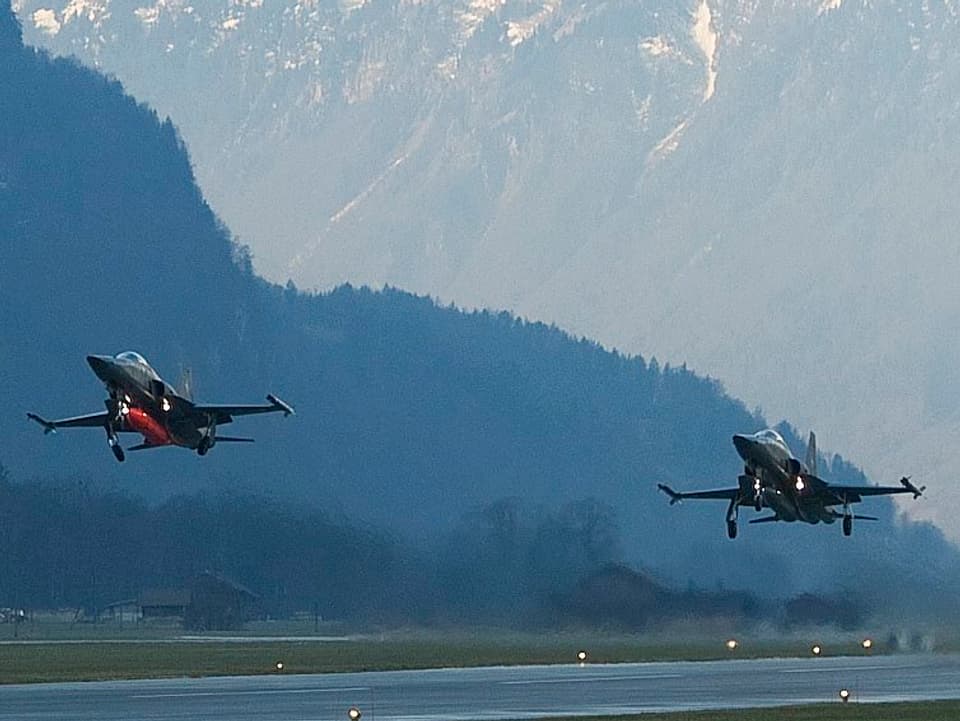 Tiger-Kampfflieger beim Abheben auf dem Militärflugplatz Meiringen.