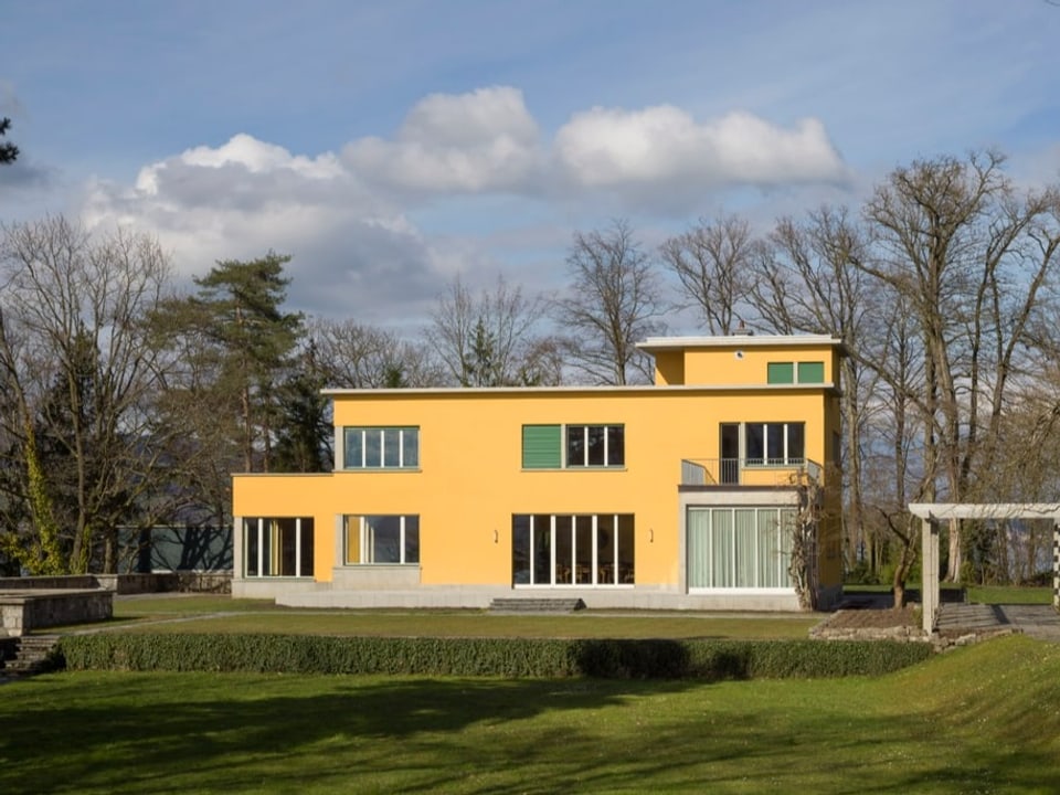 Südfassade der gelben Villa von Sergei Rachmaninoff