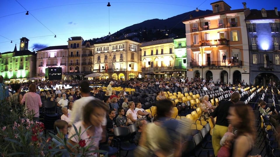 Menschen an einem Openair-Kino