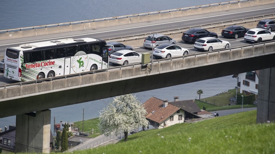 Autos auf einer Autobahnbrücke in der Schweiz