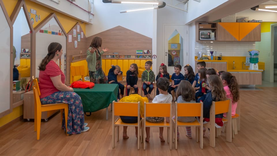 Kindergartenklasse im Kreis.