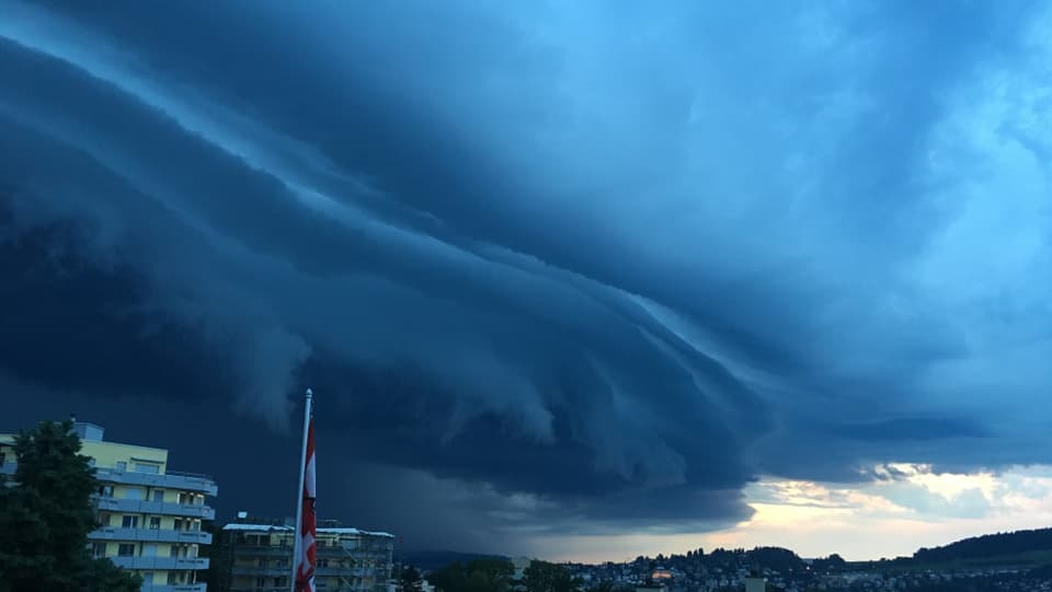 Eine mächtige Gewitterwolke zieht auf Luzern zu.