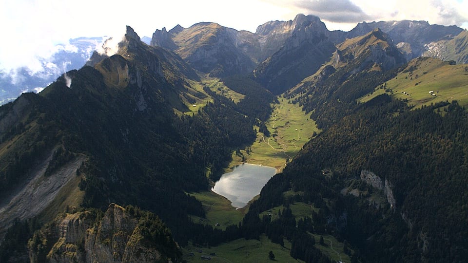 Blick vom Hohen Kasten auf das teilweise besonnte Alpsteinmassiv.