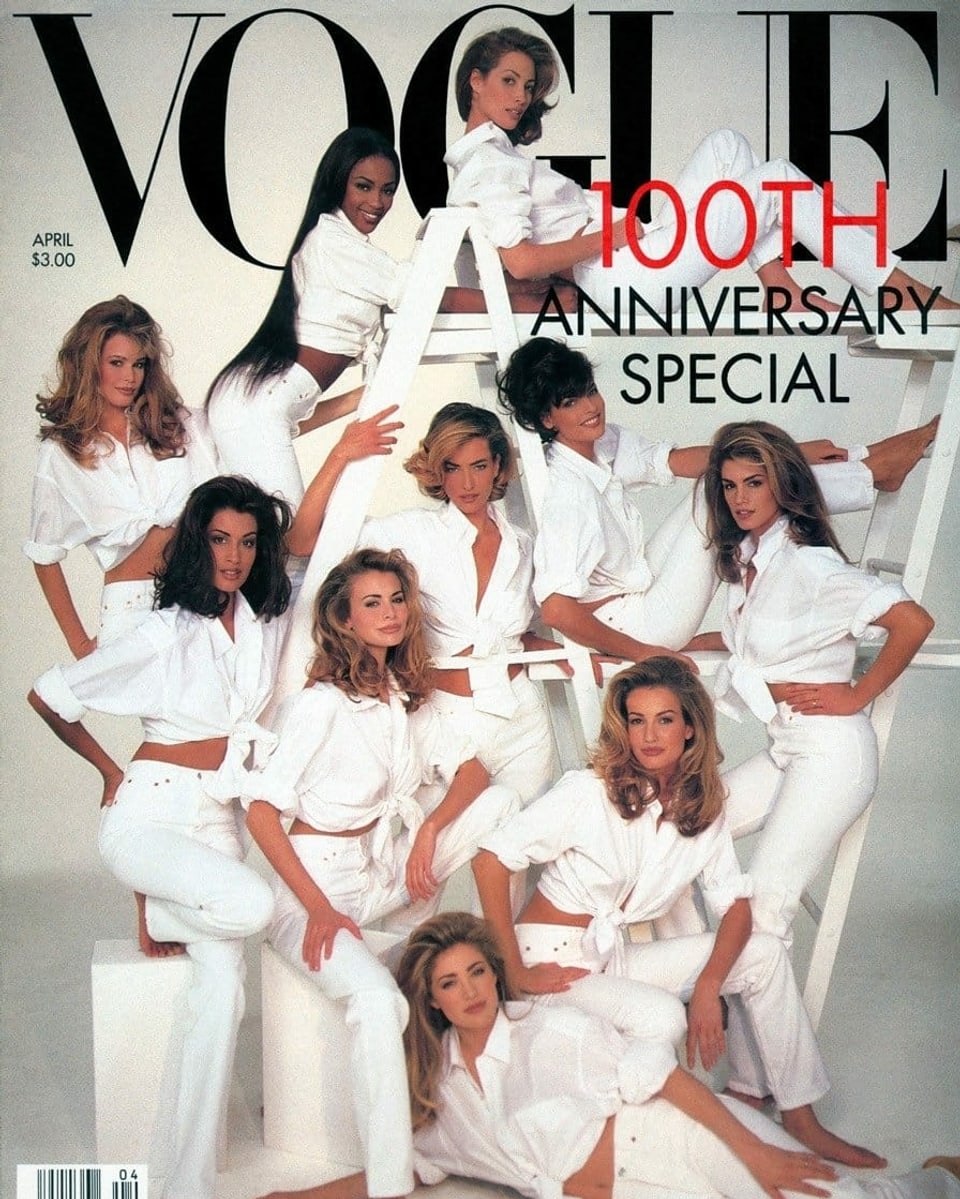 Abbild des Vodue-Covers. Zu sehen sind 10 erfolgreiche Models der 90er. Sie sind alle weiss angezogen. Sie posieren auf einem weissen Leitergestell.