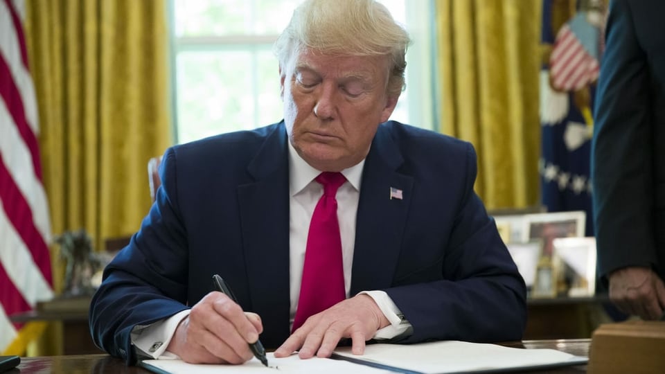 Es geht längst nicht mehr nur um legitime wirtschaftliche Ziele, sondern um ein politisches Kräftemessen: US-Präsident Donald Trump unterzeichnet am 24. Juni 2019 ein Dekret zu Erhöhung der Sanktionen gegen Iran.
