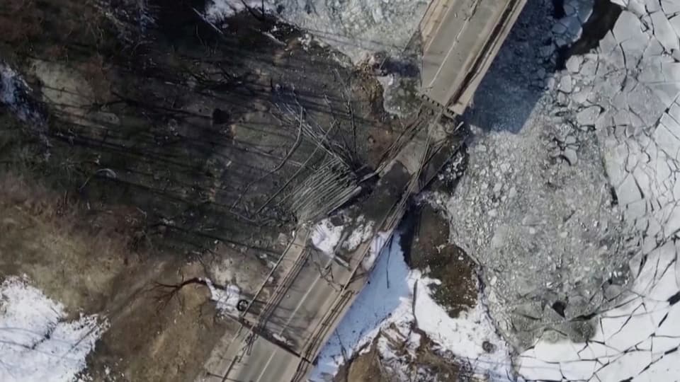 Zerstörte Brücke von oben, etwas Schnee