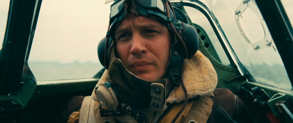 Ein Pilot im engen Cockpit seiner Spitfire.