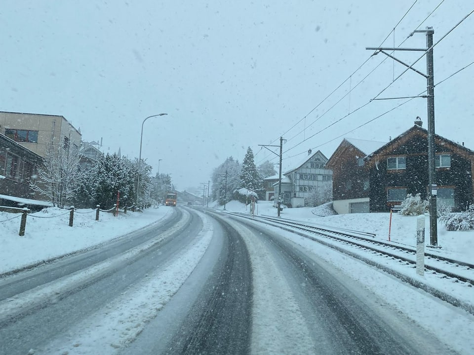 Schneebedeckte Strasse.