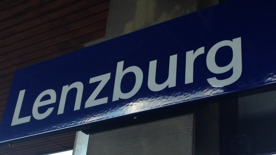 Ortsschild am Bahnhof Lenzburg