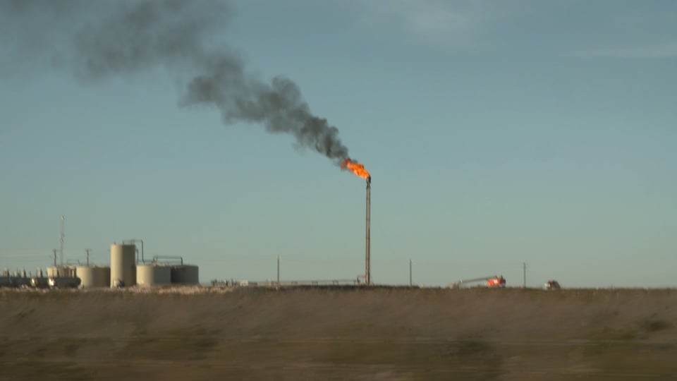 Fracking im Permian Basin in Texas. Statt das Gas in Pipelines zu lenken, wird es abgefackelt.
