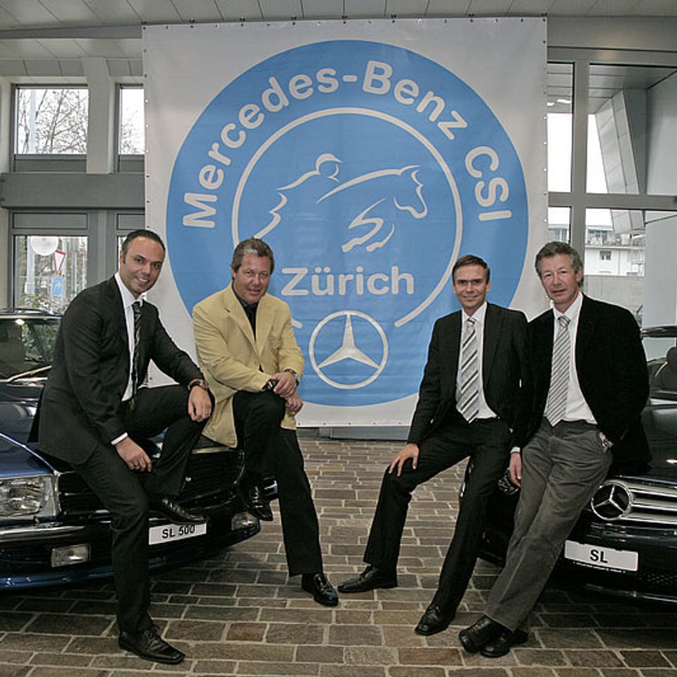 Die Organisatoren des CSI Zürich posieren am Sitz des Hauptsponsors Mercedes-Benz.