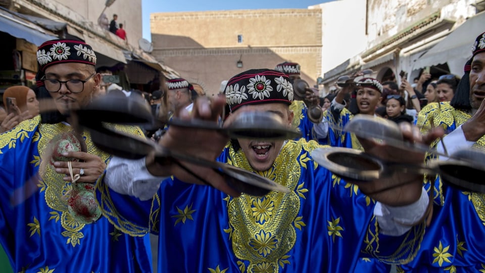 Strassenparade: Gnawa-Musiker während der Eröffnungszeremonie des Gnaoua World Music Festival in Essaouira, Marokko