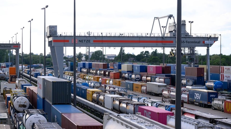Zahlreiche Container, mehrere Güterzüge und ein Portalkran stehen auf dem Gelände des DUSS-Terminal Hamburg Billwerder.
