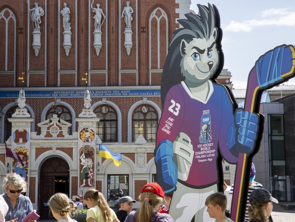 Maskottchen «Spiky» und die ukrainische Flagge als Zeichen der Solidarität.
