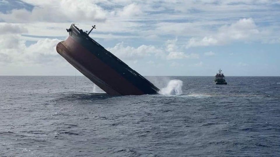 Ein Teil des havarierten Frachters vor Mauritius wurde planmässig im Meer versenkt.