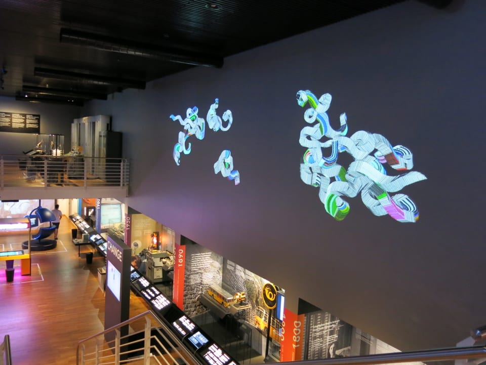 Auf einer grossen Leinwand stellen Kunststudenten «Big Data» dar: mit endlosen Papierschlangen