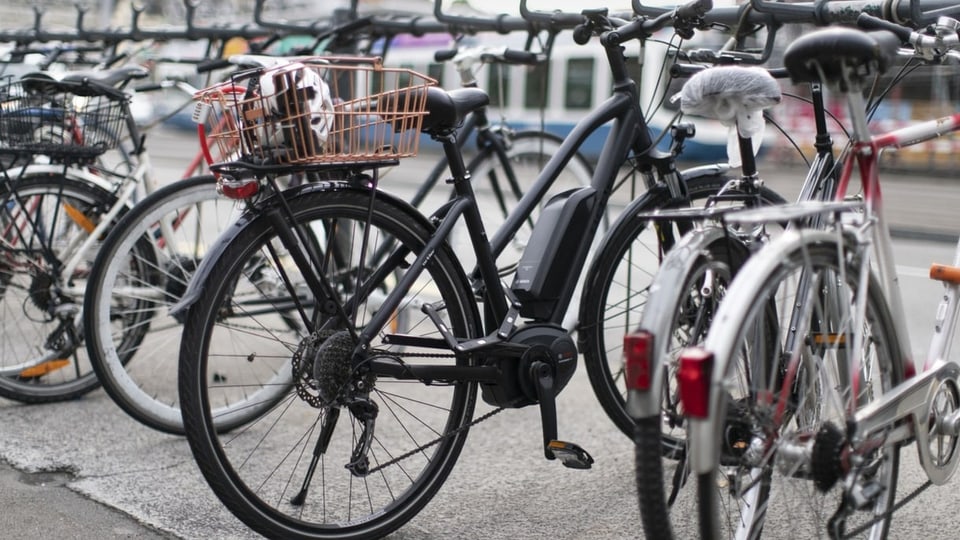 Velos stehen in Reih und Glied parkiert