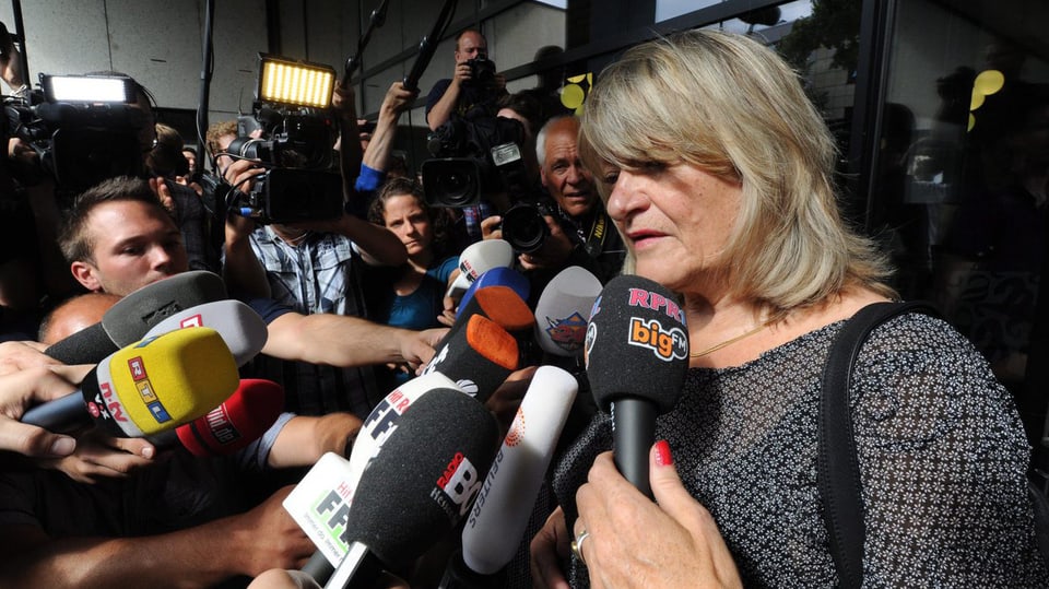 Alice Schwarzer umringt von vielen Journalisten