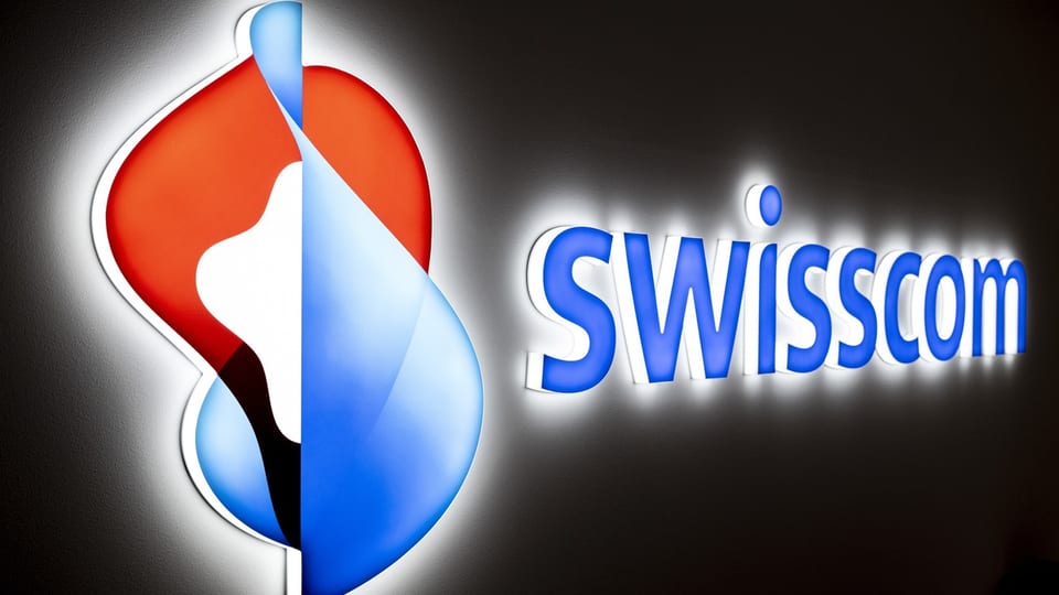 Hell erleuchtetes Swisscom-Logo an Wand