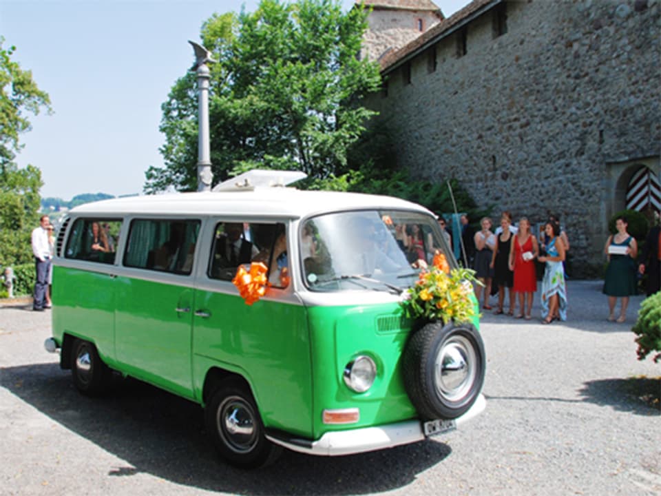 Für Hochzeit geschmückter, alter VW-Bus