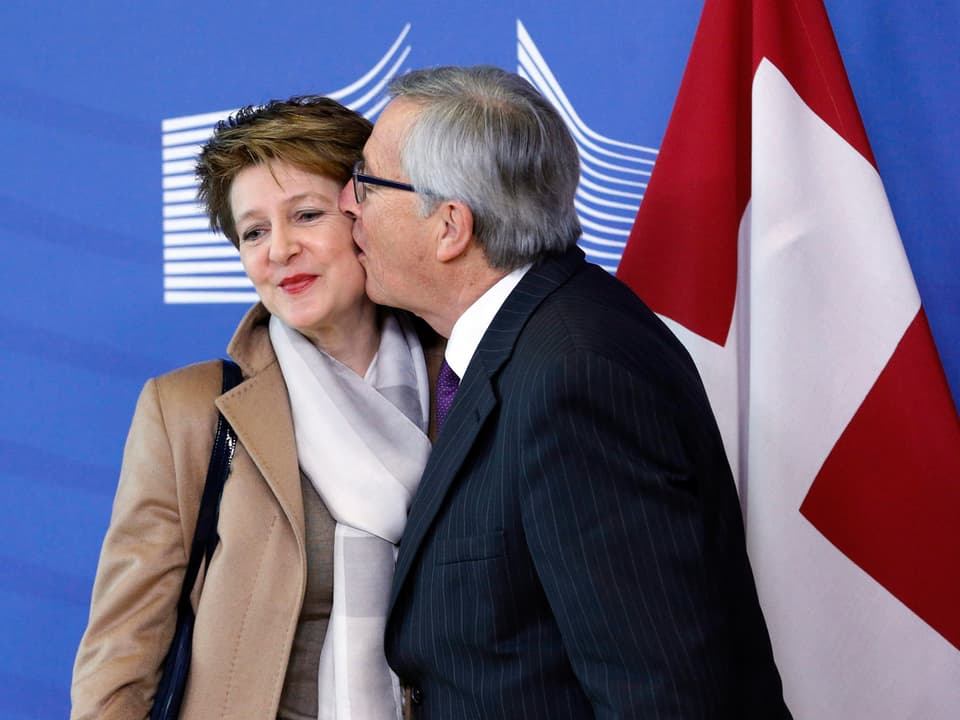 Sei so aufdringlich wie möglich: EU-Präsident Jean-Claude Juncker schlabbert Bundespräsidentin Simonetta Sommaruga ab. Annäherungsversuche wie dieser schlagen garantiert jeden ungebetenen Gast in die Flucht. 