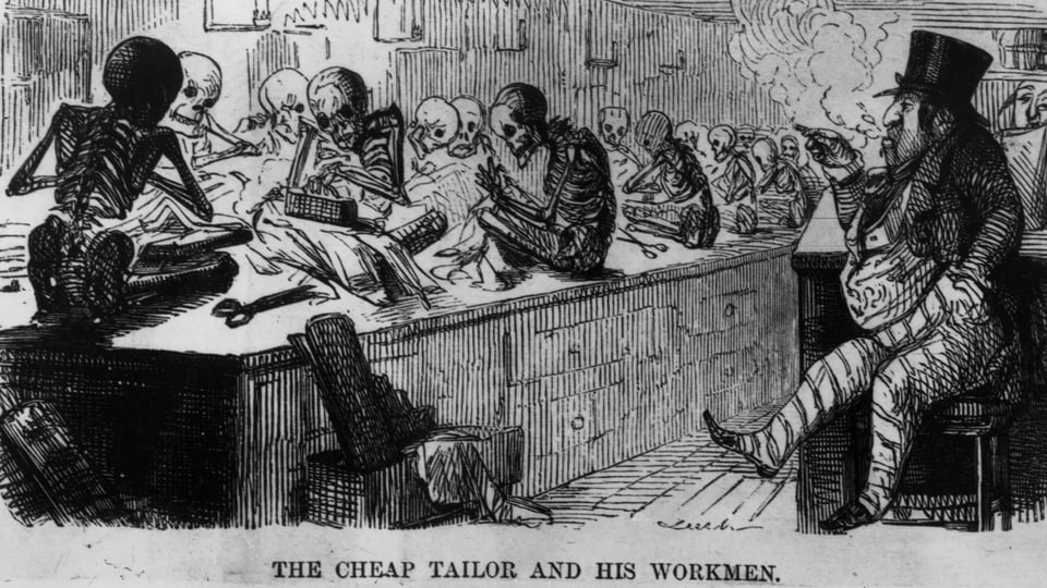 Ein fetter Fabrikant sitzt rauchend auf dem Stuhl und bewacht die auf einem Tisch sitzenden und zu Skeletten abgemagerten Schneider.