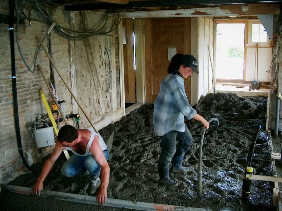 Zwei Personen helfen beim Umbau eines Hauses.