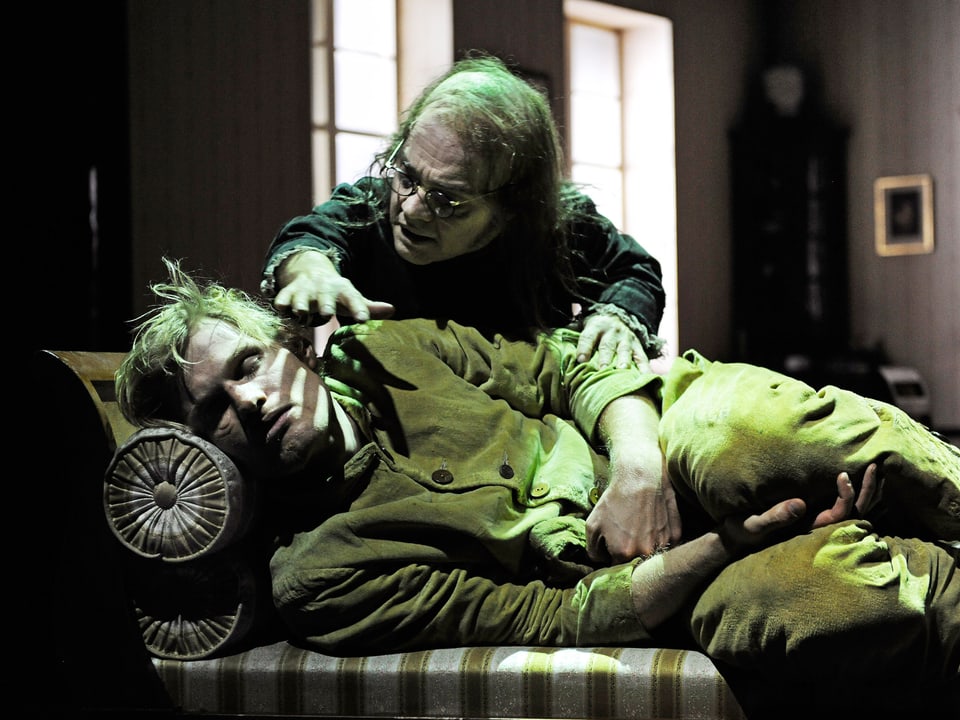 Der schlafende Kaspar Hauser wird von einem Kleinwüchsigen berührt