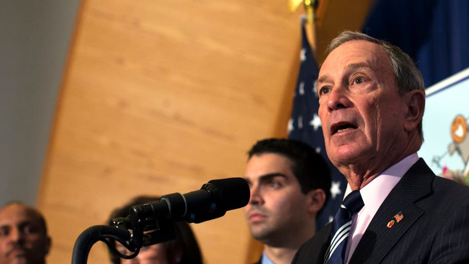 New Yorks Bürgermeister Michael Bloomberg steht am Rednerpult und spricht.