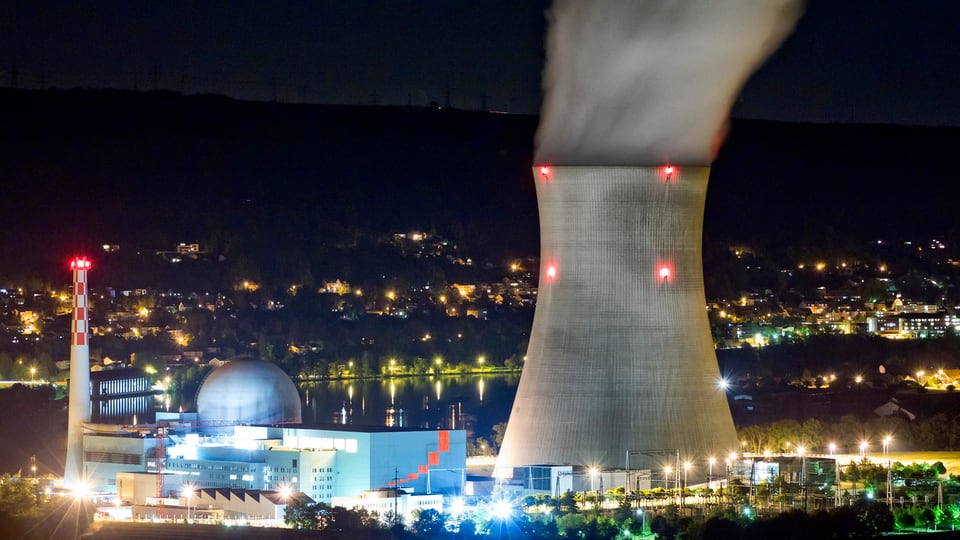 Das Kernkraftwerk Leibstadt in der Nacht.