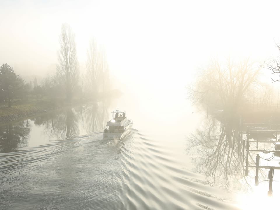 Der Broyekanal mit einem Boot im Nebel.