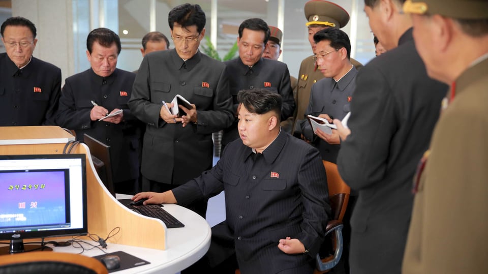 Nordkoreas Machthaber Kim Jong-Un zusammen mit Beamten und Militärs im sogenannten Sci-Tech Complex in Pjöngjang. 