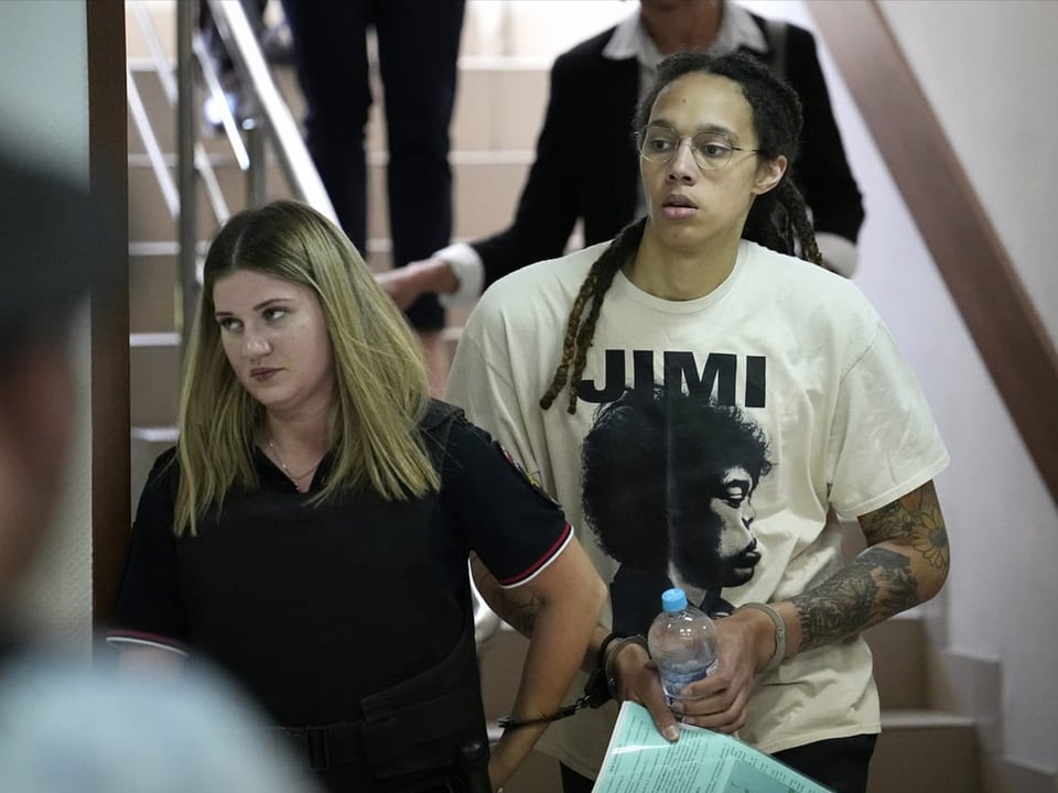 In Handschellen zur Anhörung Brittney Griner in Handschellen in Chimki.