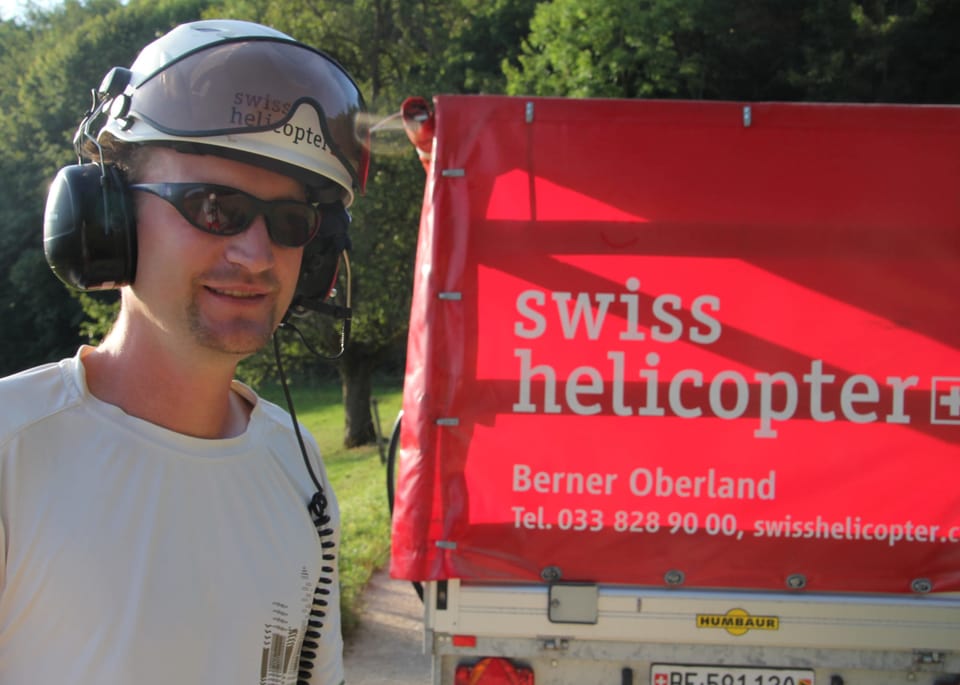 Sven Hopf mit Helm und Sonnenbrille, bereit abheben.