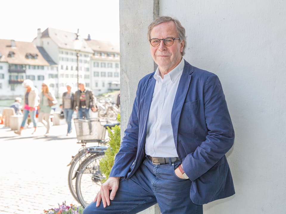 Klaus Merz vor einer weissen Wand in Solothurn.