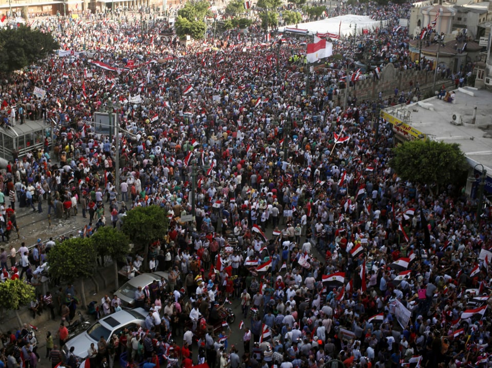 Unzählige Menschen auf dem Tahrir-Platz, sie protestieren gegegen Musi. 