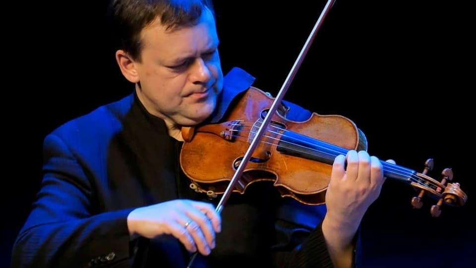 Mann um die 40ig spielt Geige auf der Bühne