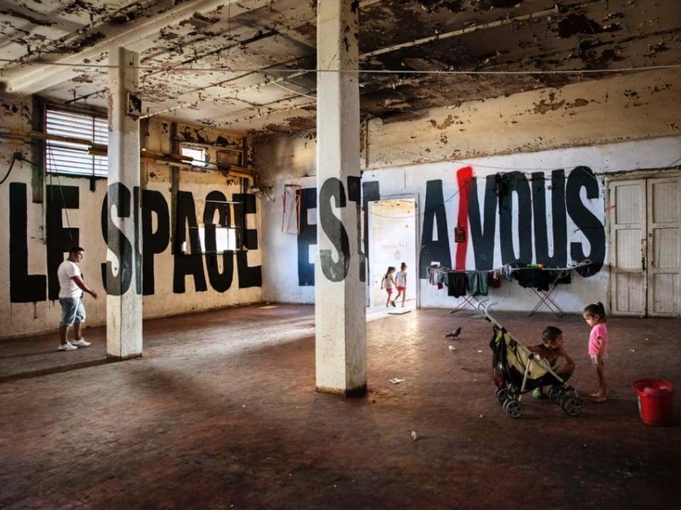 In einem Raum des MAAM steht an den Wänden: «Le space est à vous».